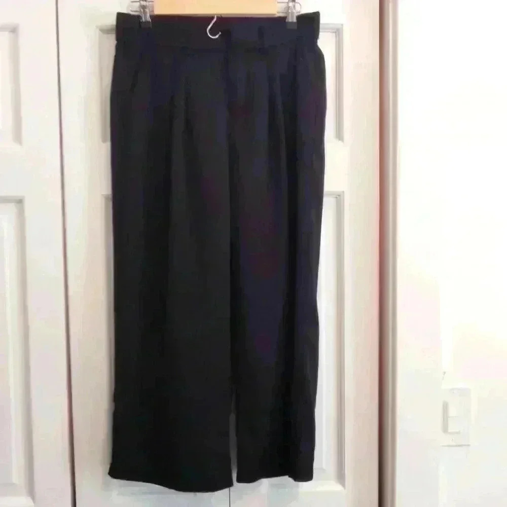 Black wide legged pants | cropped | pleated front | size 6